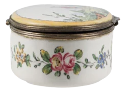 18th Century Snuff Box In Porcelain