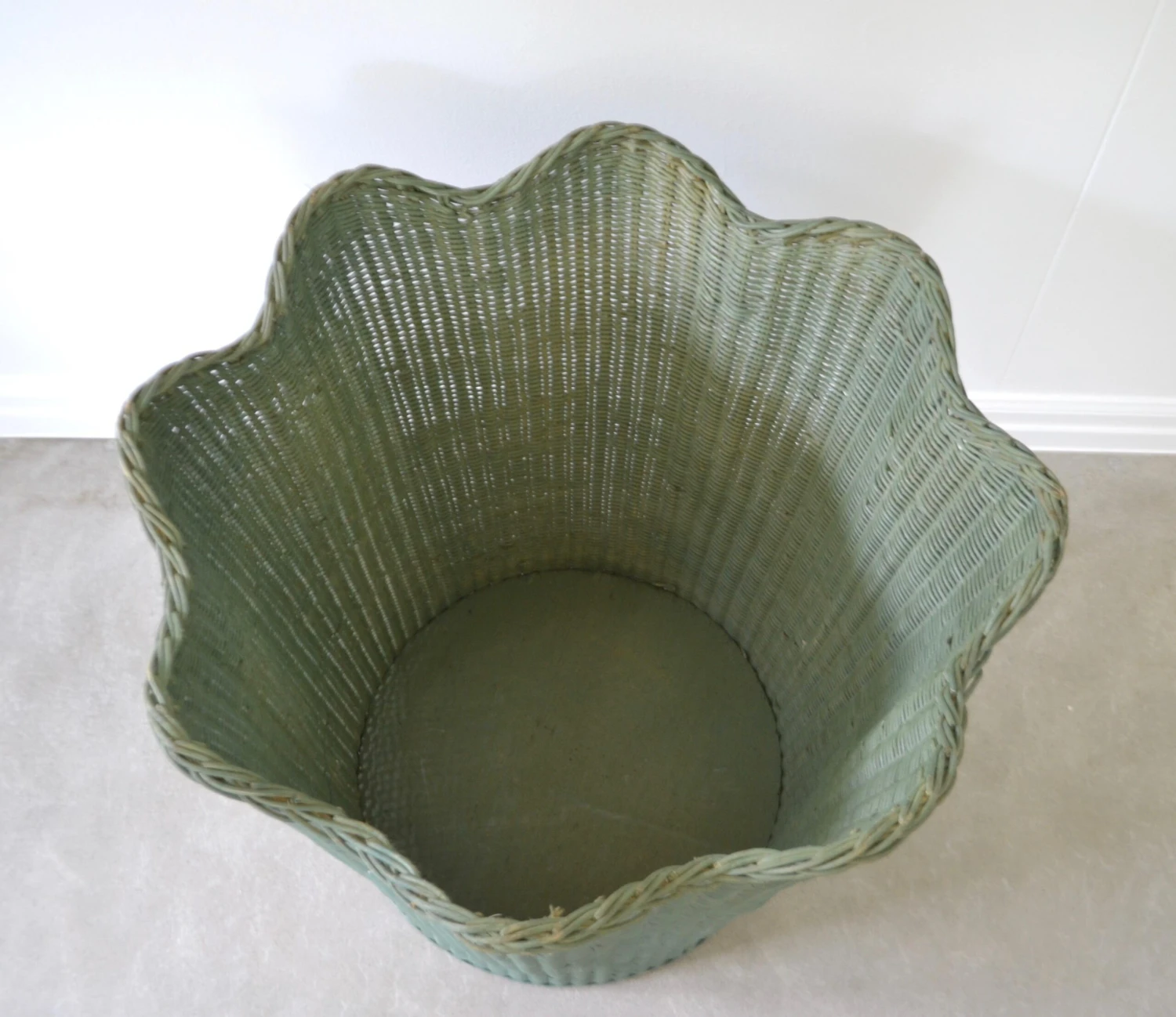 1950s Mid-Century Painted Woven Rattan Basket 9 1950s Mid-Century Painted Woven Rattan Basket - Image 9