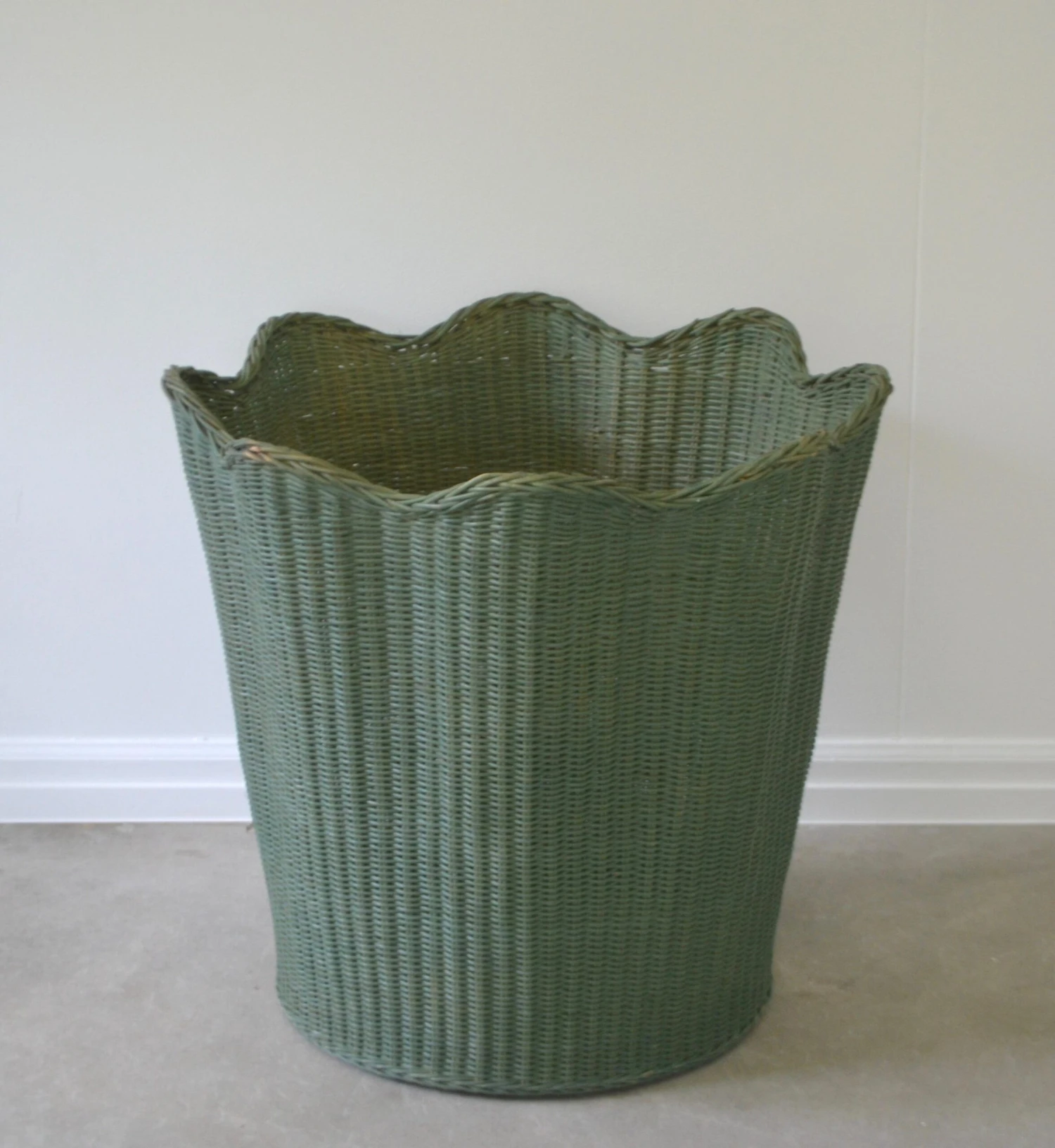 1950s Mid-Century Painted Woven Rattan Basket 3 1950s Mid-Century Painted Woven Rattan Basket - Image 3