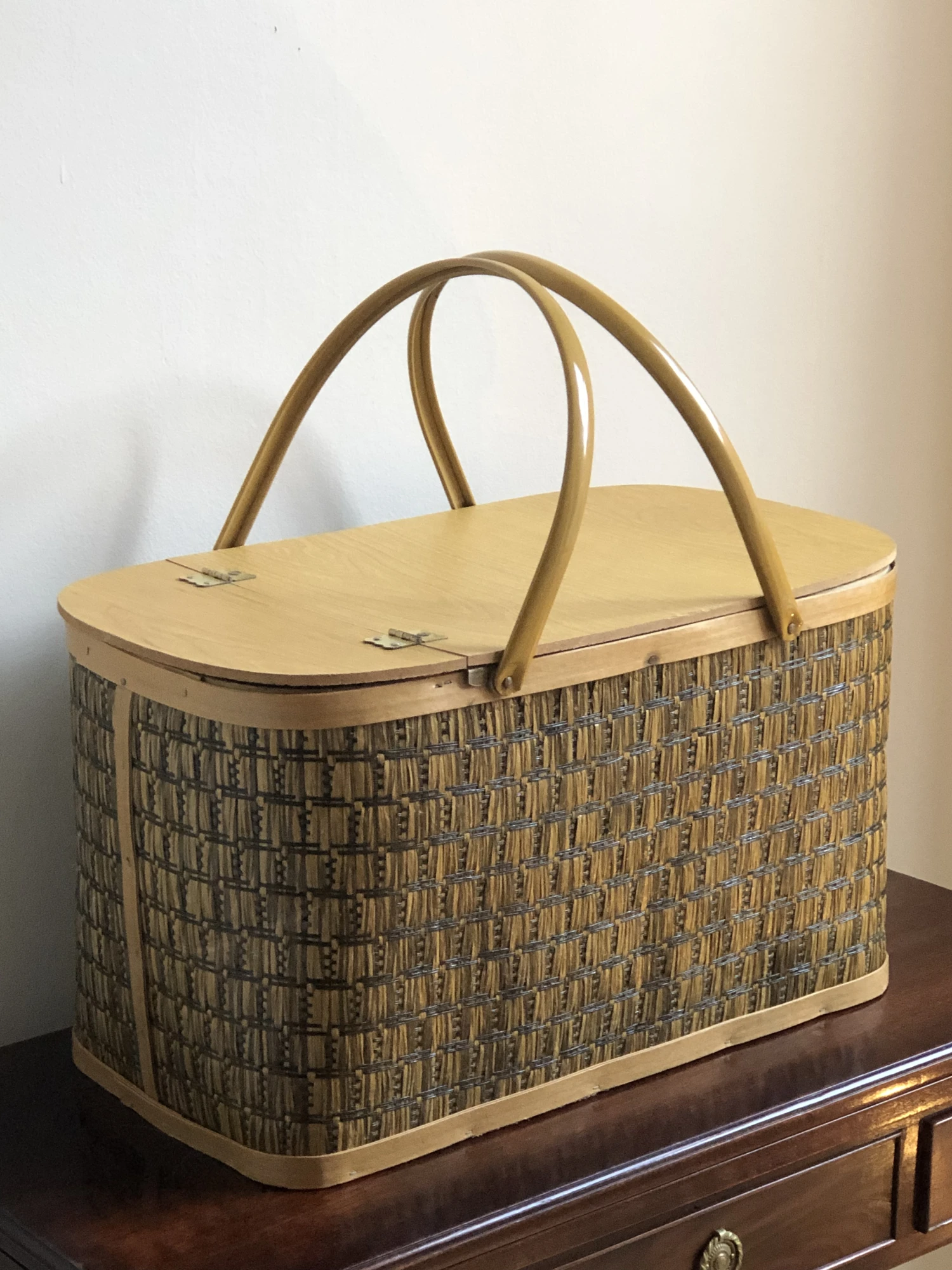 1960s Mid-Century Modern Raffia Picnic Basket 2 1960s Mid-Century Modern Raffia Picnic Basket - Image 2