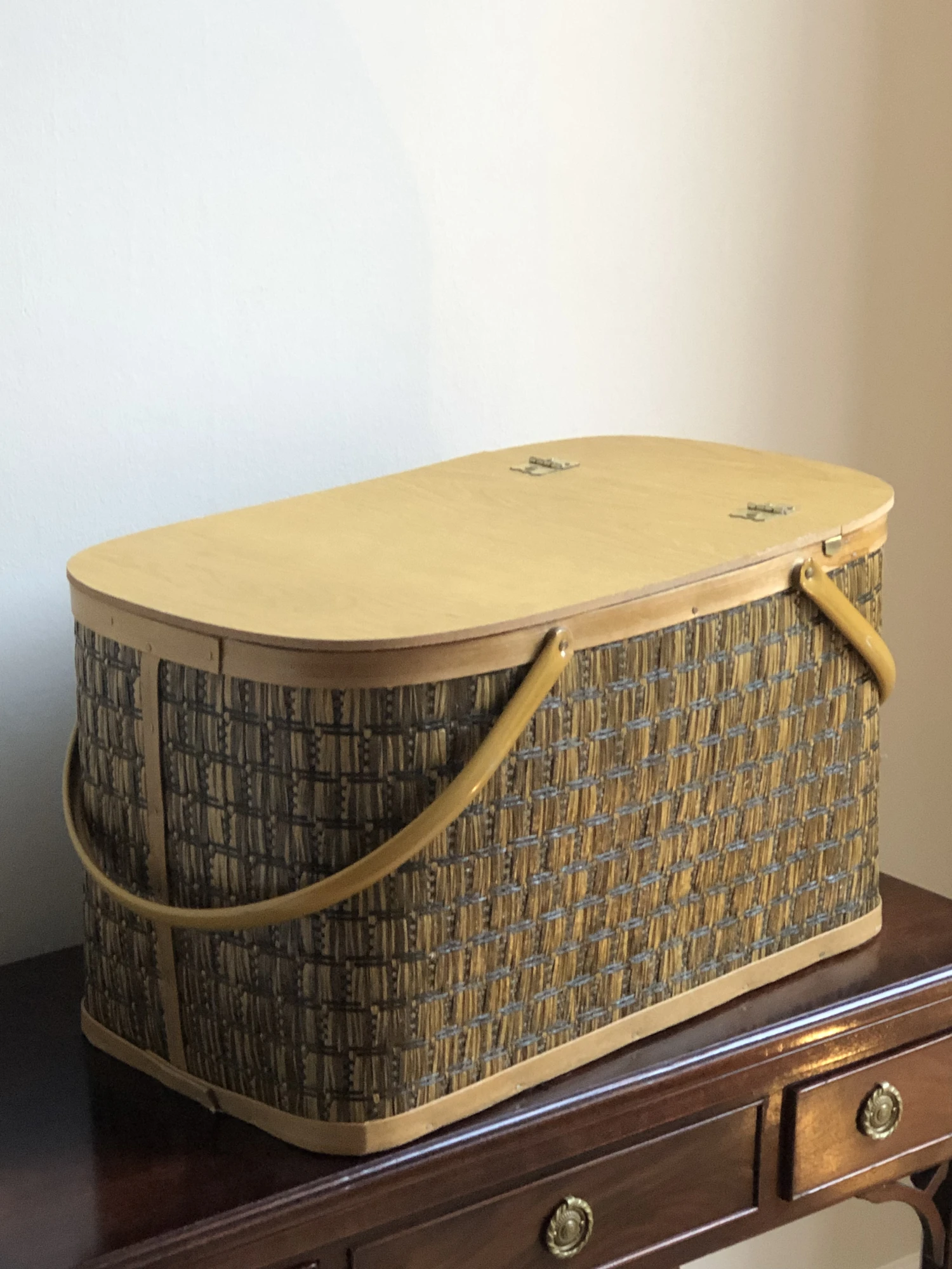 1960s Mid-Century Modern Raffia Picnic Basket 3 1960s Mid-Century Modern Raffia Picnic Basket - Image 3