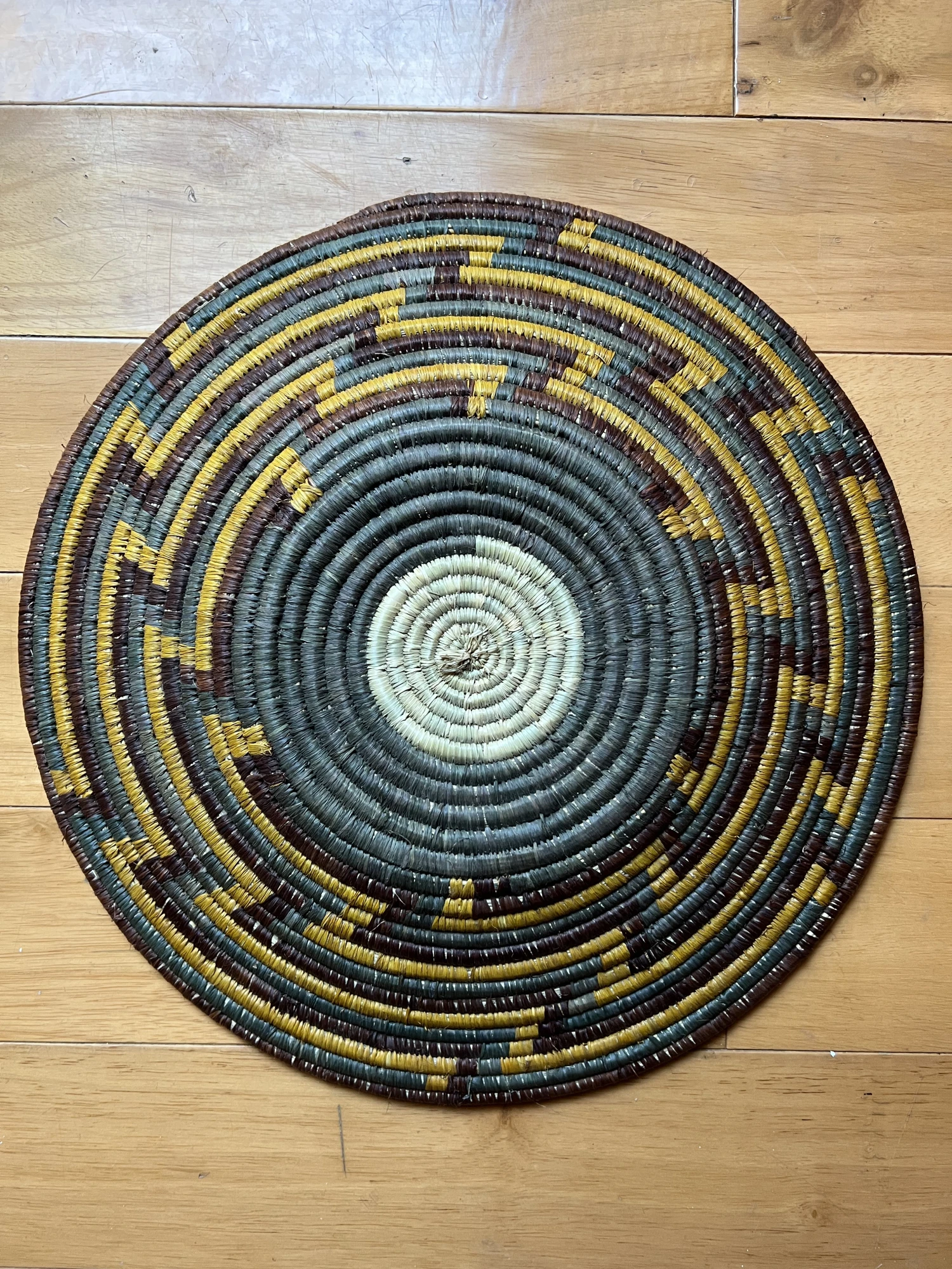 1980s African Hand-Made Geometric Pattern Woven Basket 4 1980s African Hand-Made Geometric Pattern Woven Basket - Image 4