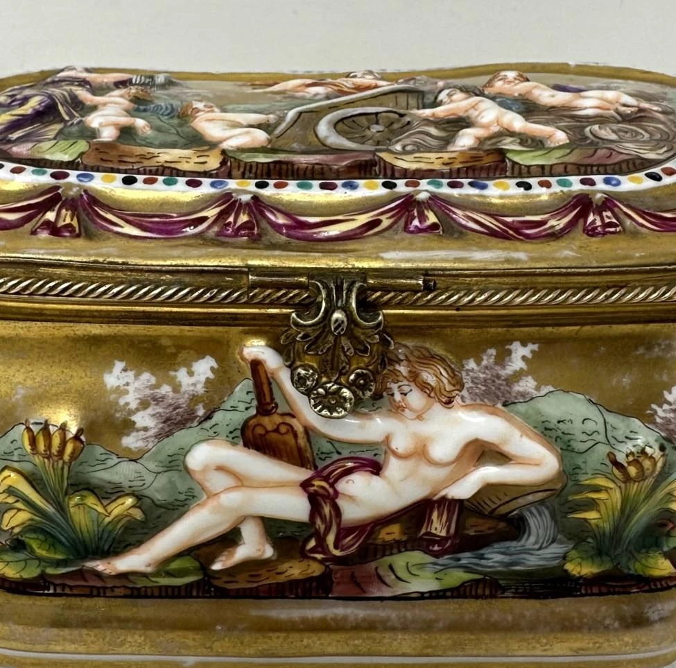 Antique Naples Capodimonte Porcelain Gilt Mounted Jewlery Dresser Or Trinket Box Casket 7 Antique Naples Capodimonte Porcelain Gilt Mounted Jewlery Dresser Or Trinket Box Casket - Image 7