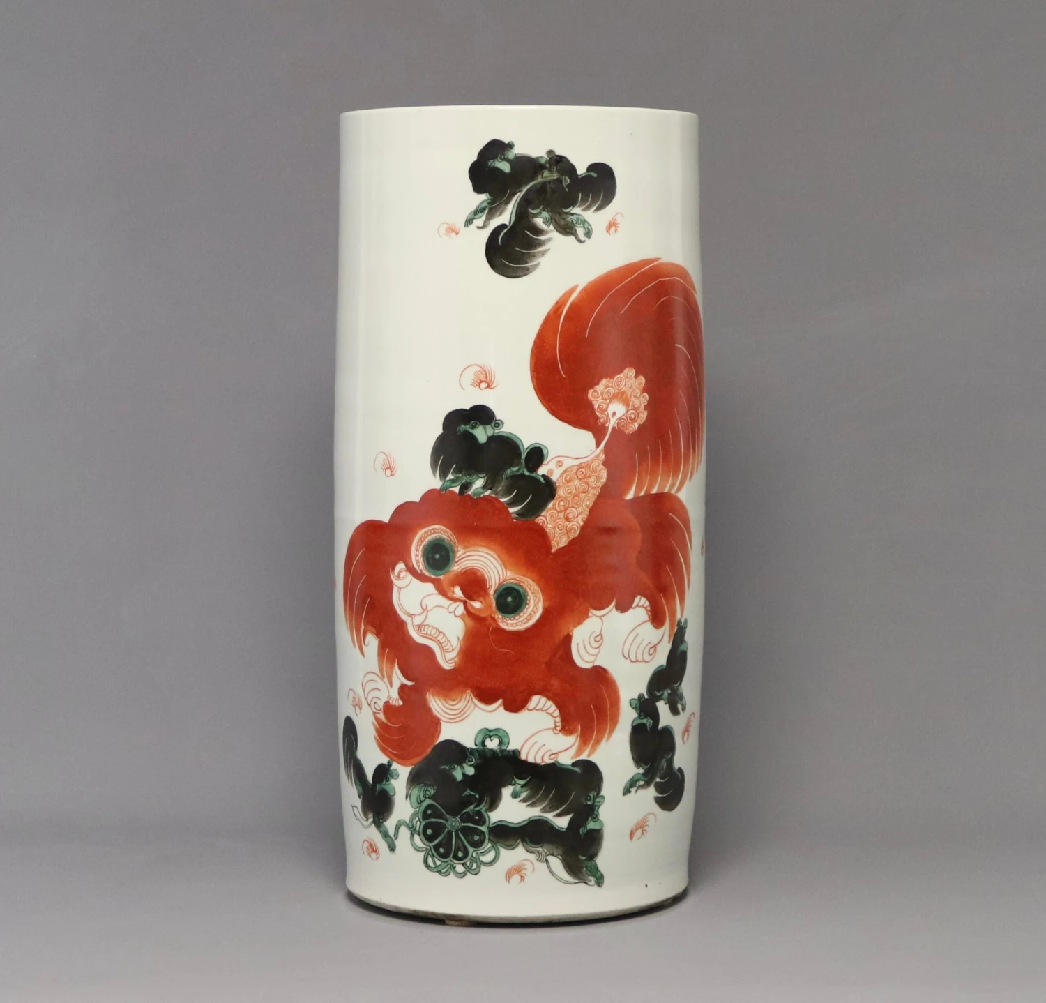 Late 19th Century Chinese Qing Foo Dog Porcelain Umbrella Holder In Iron Red 6 Late 19th Century Chinese Qing Foo Dog Porcelain Umbrella Holder In Iron Red - Image 6