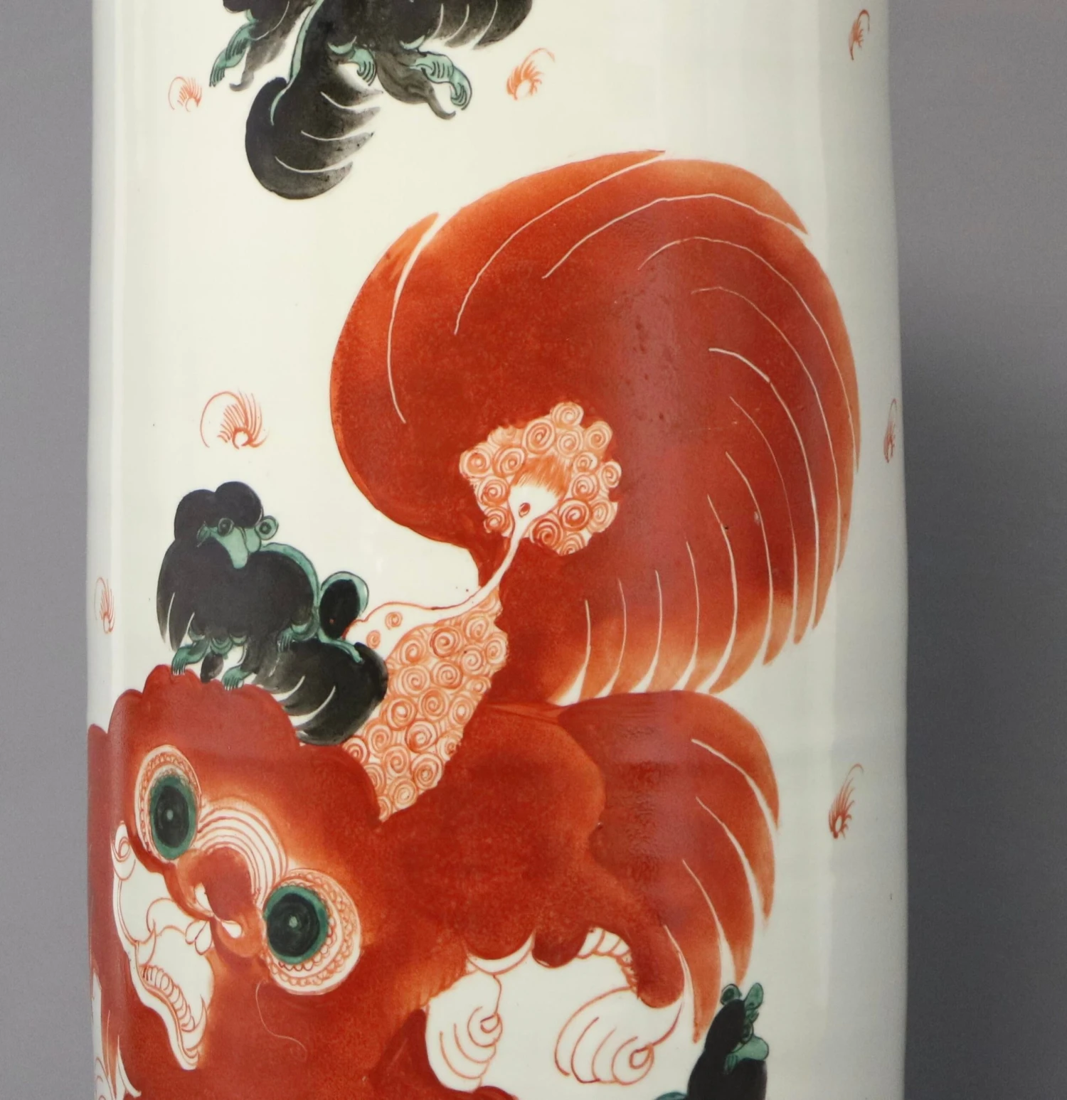 Late 19th Century Chinese Qing Foo Dog Porcelain Umbrella Holder In Iron Red 7 Late 19th Century Chinese Qing Foo Dog Porcelain Umbrella Holder In Iron Red - Image 7