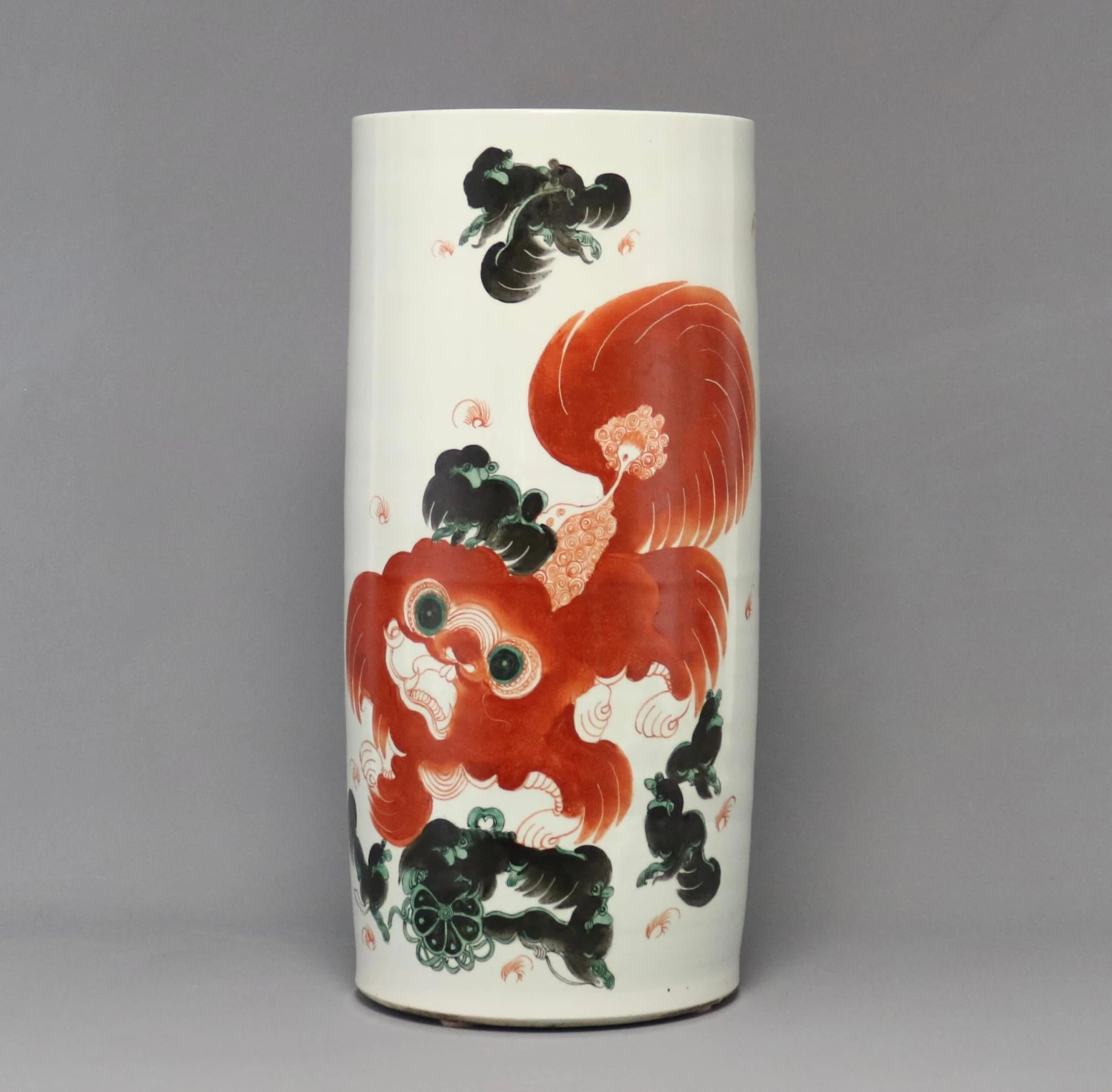 Late 19th Century Chinese Qing Foo Dog Porcelain Umbrella Holder In Iron Red 10 Late 19th Century Chinese Qing Foo Dog Porcelain Umbrella Holder In Iron Red - Image 10