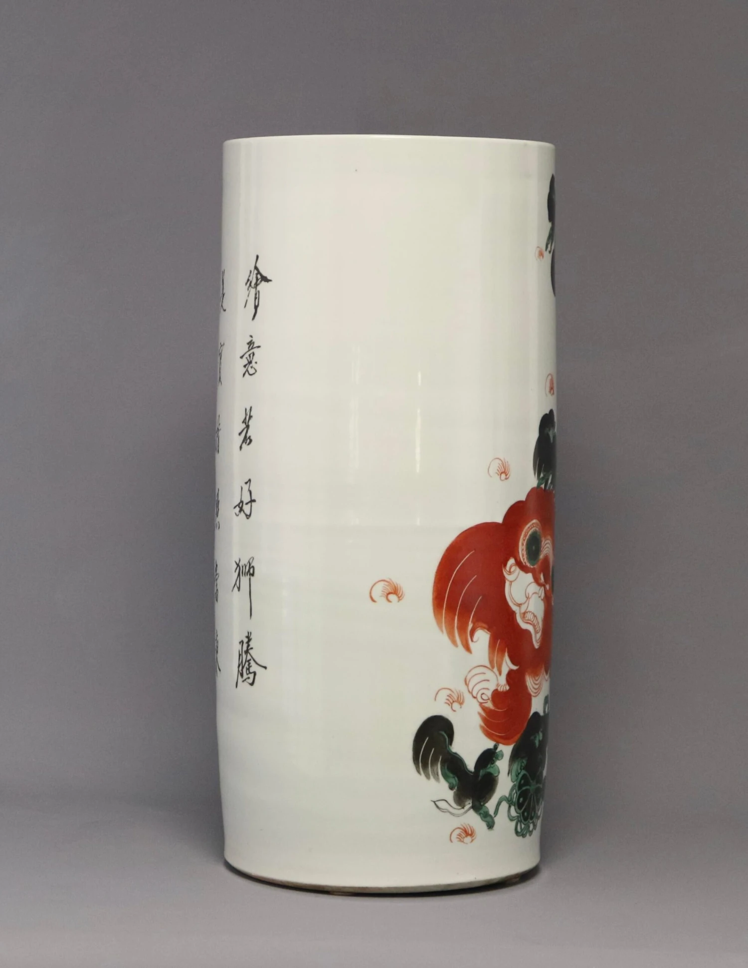 Late 19th Century Chinese Qing Foo Dog Porcelain Umbrella Holder In Iron Red 4 Late 19th Century Chinese Qing Foo Dog Porcelain Umbrella Holder In Iron Red - Image 4