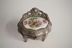 Metal Jewelry Box, 1950s 15 Metal Jewelry Box, 1950s -Chairish Shop metal jewelry box 1950s 2427 scaled