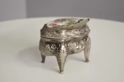 Metal Jewelry Box, 1950s 16 Metal Jewelry Box, 1950s -Chairish Shop metal jewelry box 1950s 5477 scaled