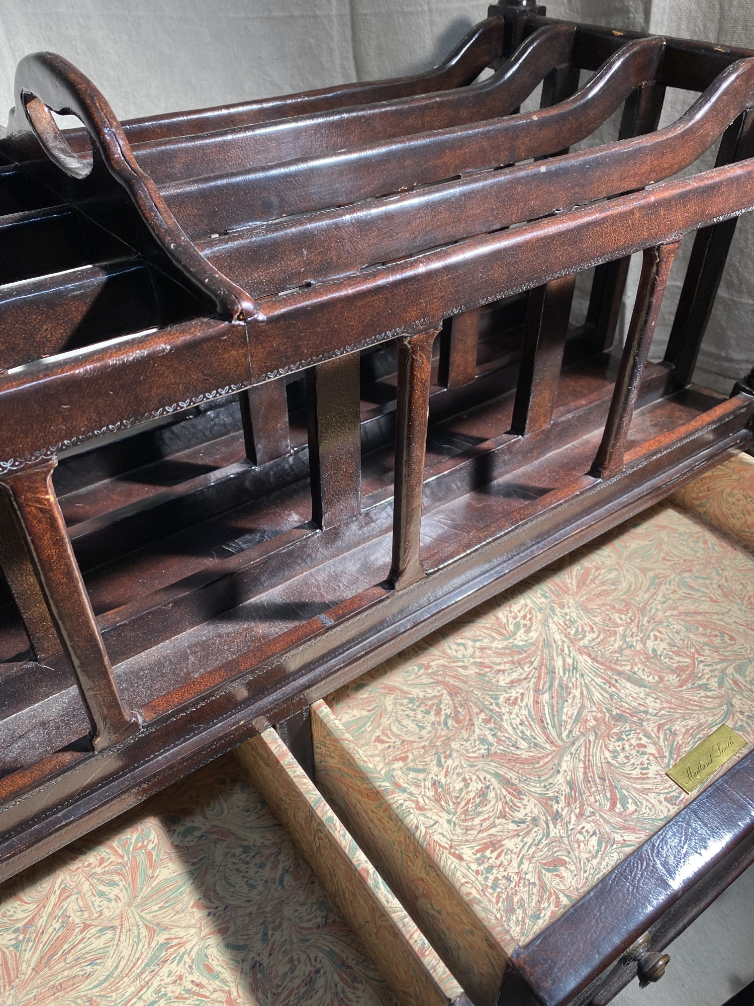 Mid-20th Century Large Canterbury Maitland-Smith Wood And Florentine Leather Magazine Rack 6 Mid-20th Century Large Canterbury Maitland-Smith Wood And Florentine Leather Magazine Rack - Image 6