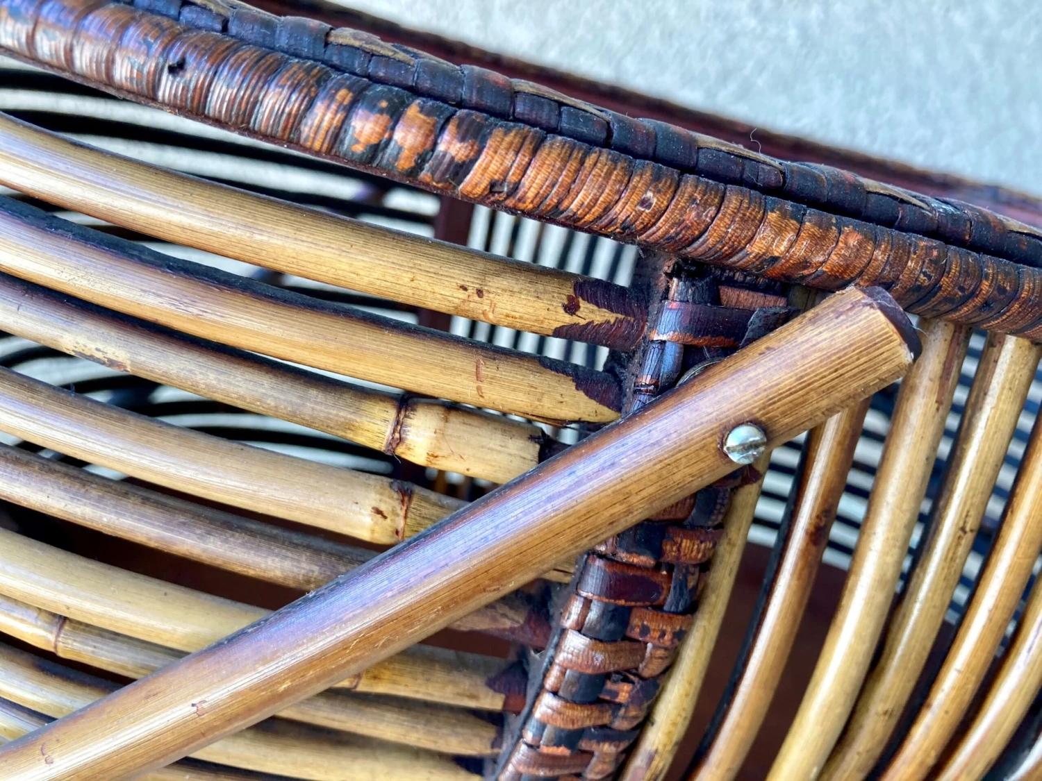 Mid 20th-Century Sizable Pencil Reed Bamboo Basket With Fold-Down Handles 8 Mid 20th-Century Sizable Pencil Reed Bamboo Basket With Fold-Down Handles - Image 8