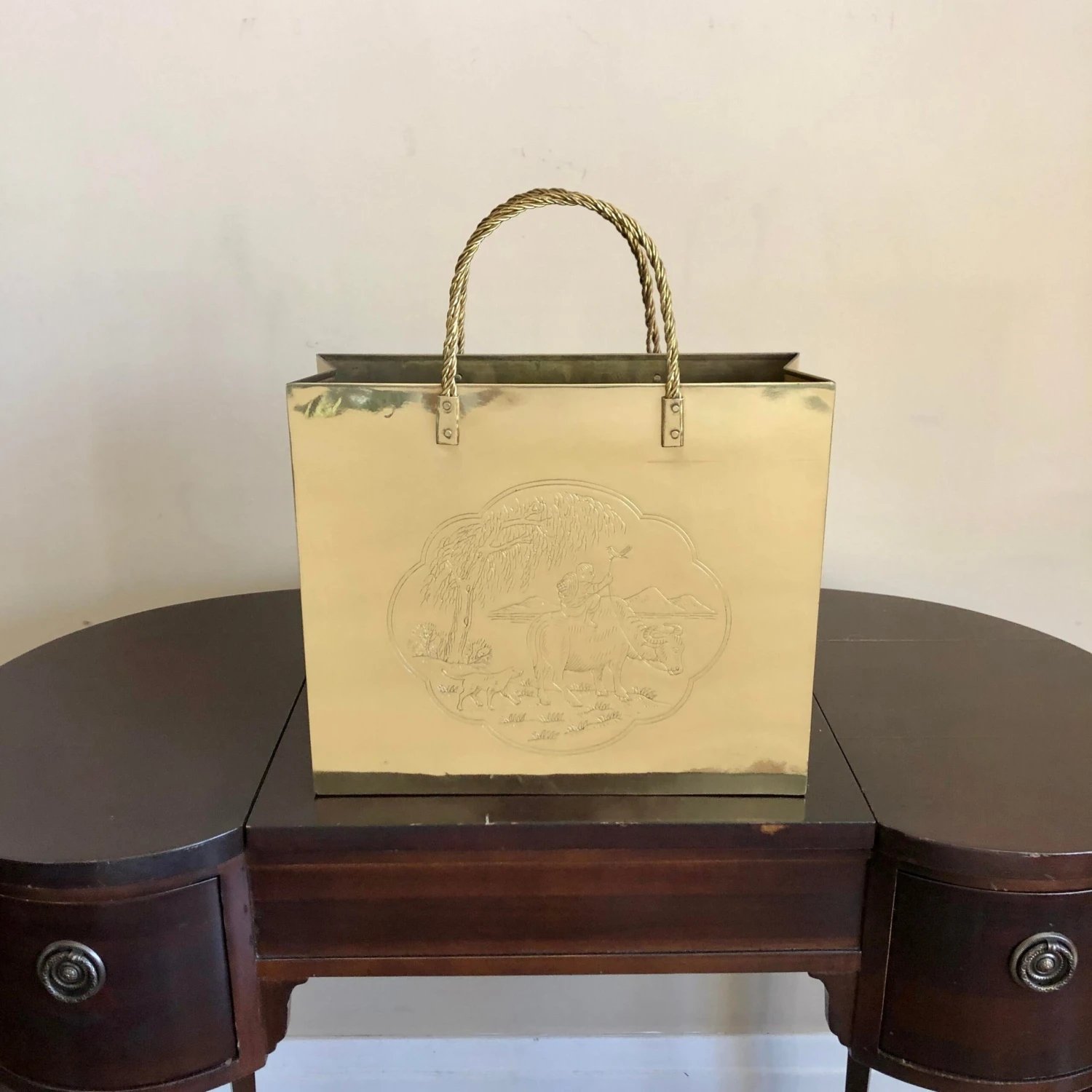 Mid Century Chinoiserie Brass Shopping Bag Magazine Rack 8 Mid Century Chinoiserie Brass Shopping Bag Magazine Rack - Image 8