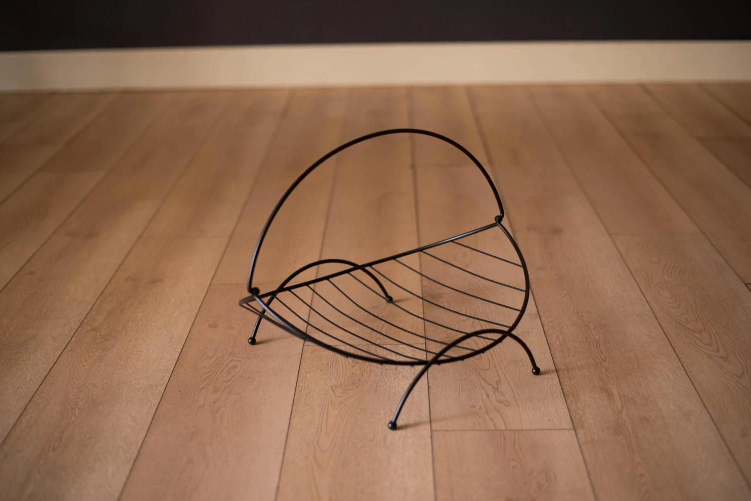 Mid Century Modern Curved Wire Black Magazine Rack Holder 7 Mid Century Modern Curved Wire Black Magazine Rack Holder - Image 7