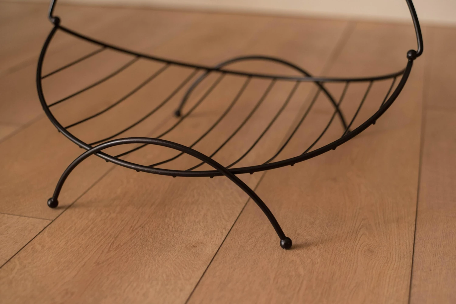 Mid Century Modern Curved Wire Black Magazine Rack Holder 6 Mid Century Modern Curved Wire Black Magazine Rack Holder - Image 6