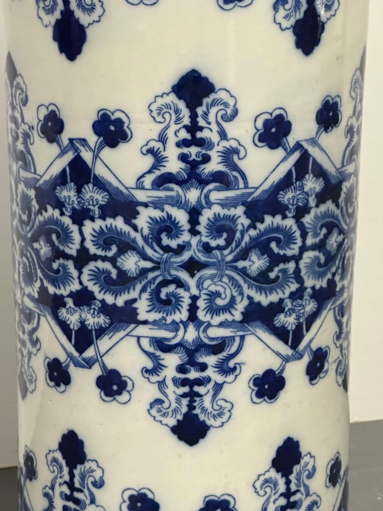 Oriental Porcelain Flow Blue White Umbrella Stand, Large Vase, Floral Decorated 7 Oriental Porcelain Flow Blue White Umbrella Stand, Large Vase, Floral Decorated - Image 7