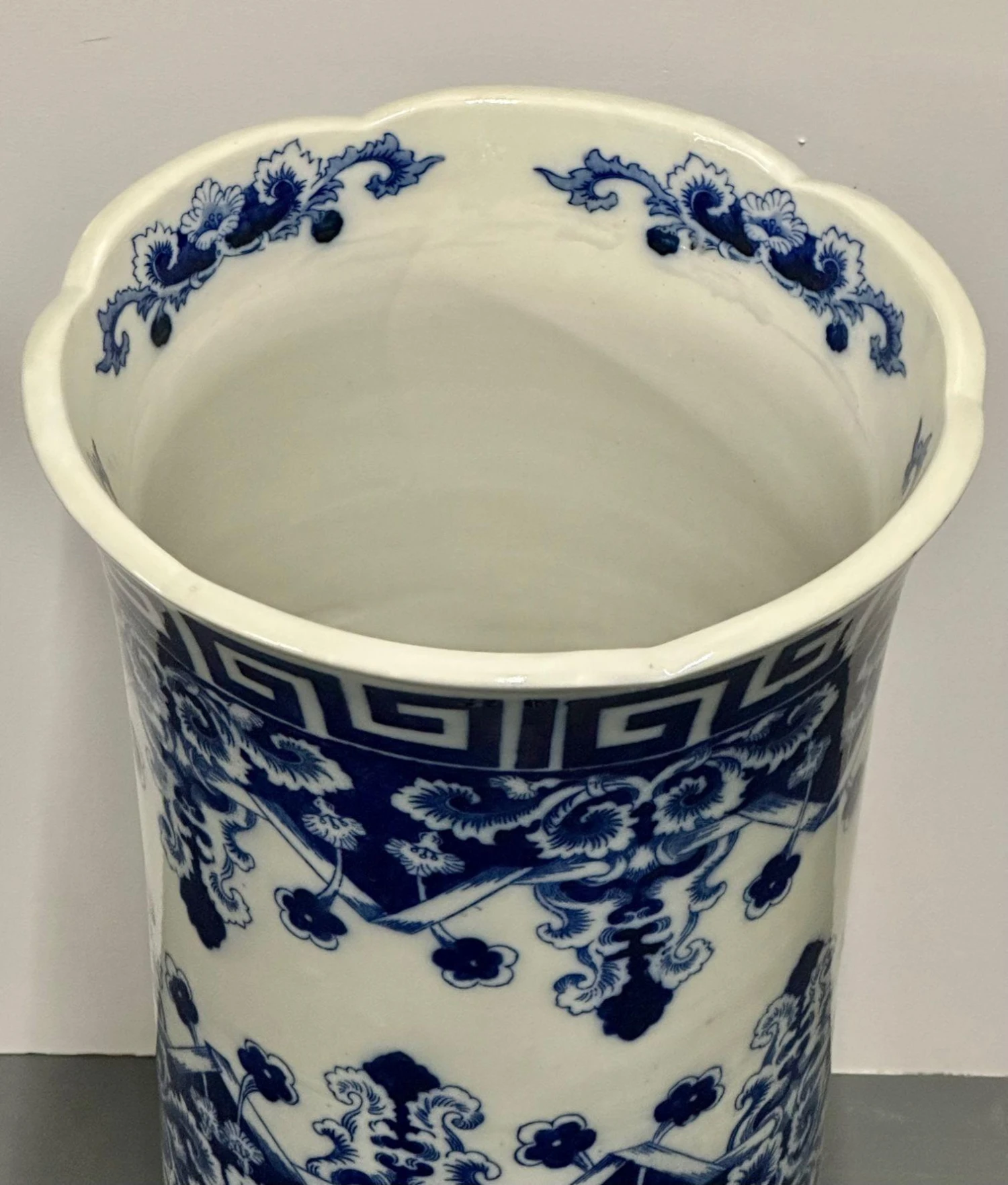 Oriental Porcelain Flow Blue White Umbrella Stand, Large Vase, Floral Decorated 6 Oriental Porcelain Flow Blue White Umbrella Stand, Large Vase, Floral Decorated - Image 6