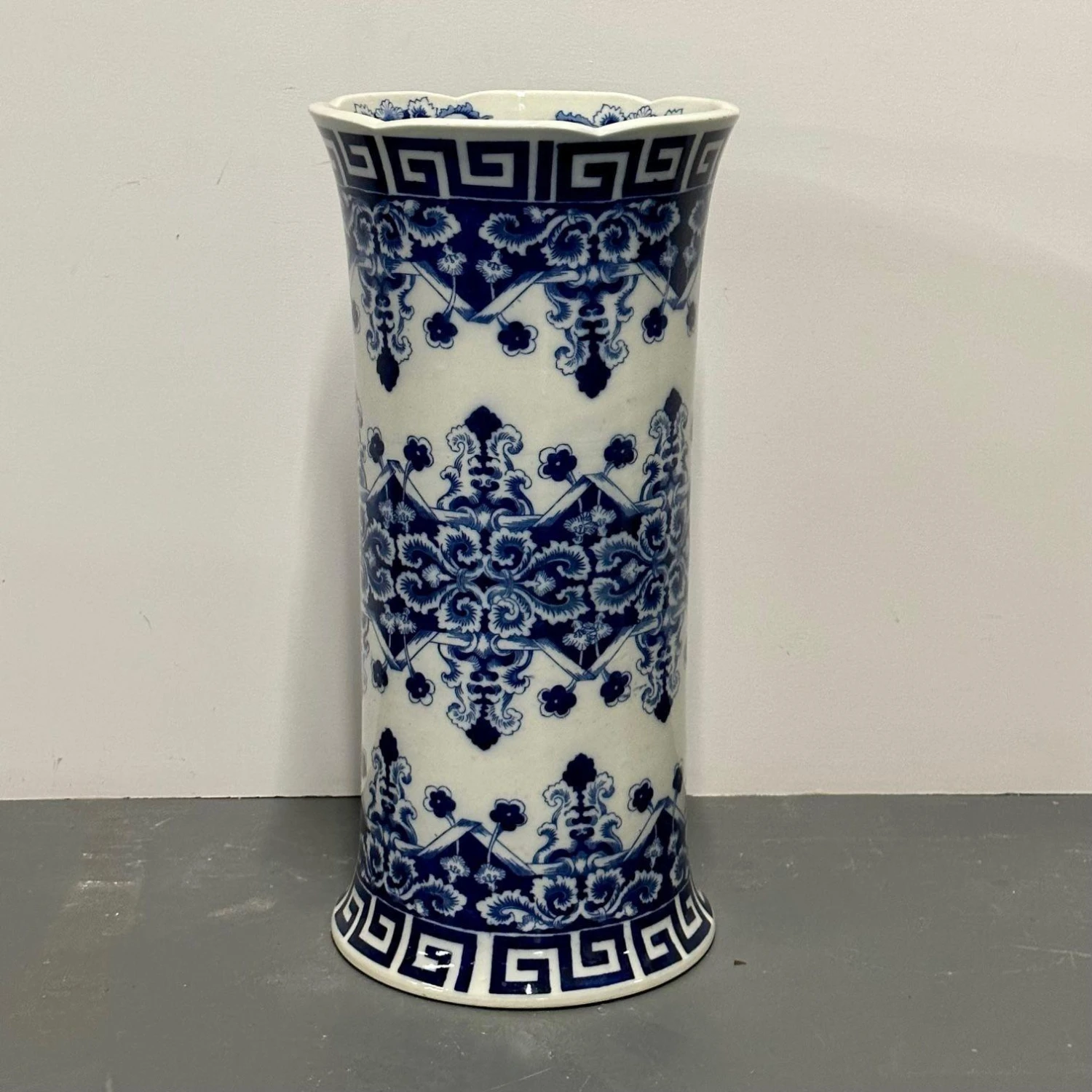 Oriental Porcelain Flow Blue White Umbrella Stand, Large Vase, Floral Decorated 3 Oriental Porcelain Flow Blue White Umbrella Stand, Large Vase, Floral Decorated - Image 3