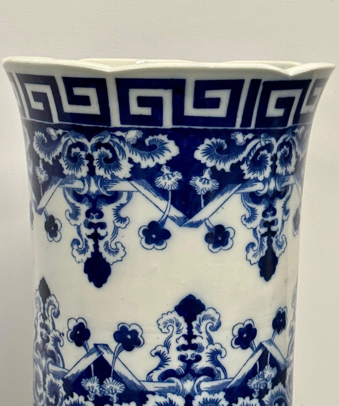 Oriental Porcelain Flow Blue White Umbrella Stand, Large Vase, Floral Decorated 8 Oriental Porcelain Flow Blue White Umbrella Stand, Large Vase, Floral Decorated - Image 8