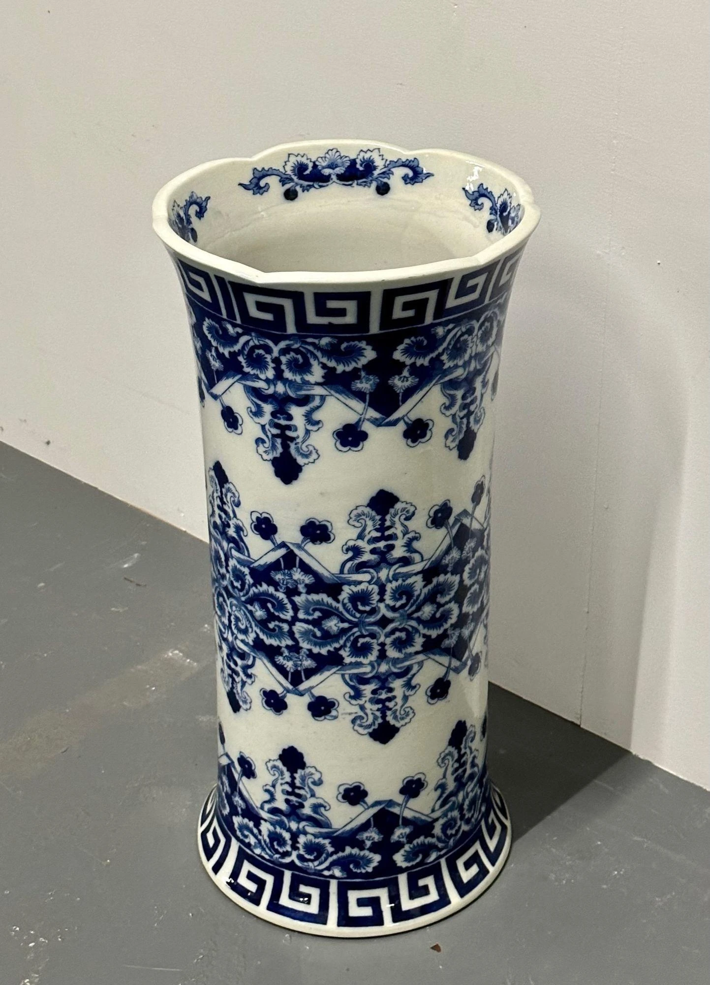 Oriental Porcelain Flow Blue White Umbrella Stand, Large Vase, Floral Decorated 2 Oriental Porcelain Flow Blue White Umbrella Stand, Large Vase, Floral Decorated - Image 2
