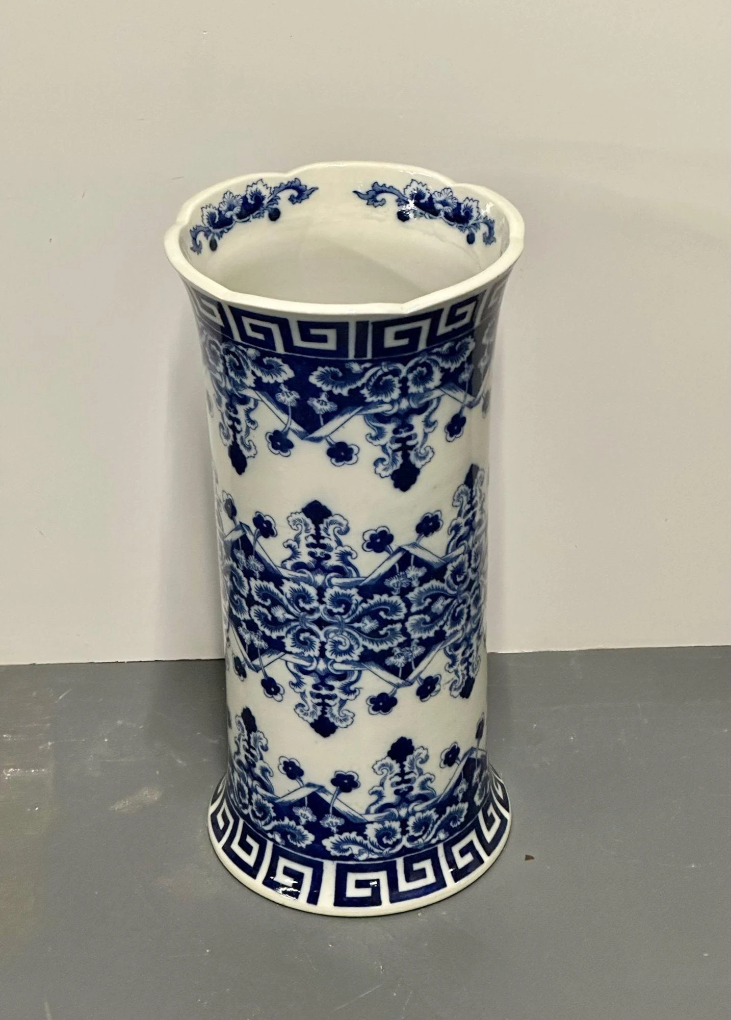 Oriental Porcelain Flow Blue White Umbrella Stand, Large Vase, Floral Decorated 4 Oriental Porcelain Flow Blue White Umbrella Stand, Large Vase, Floral Decorated - Image 4