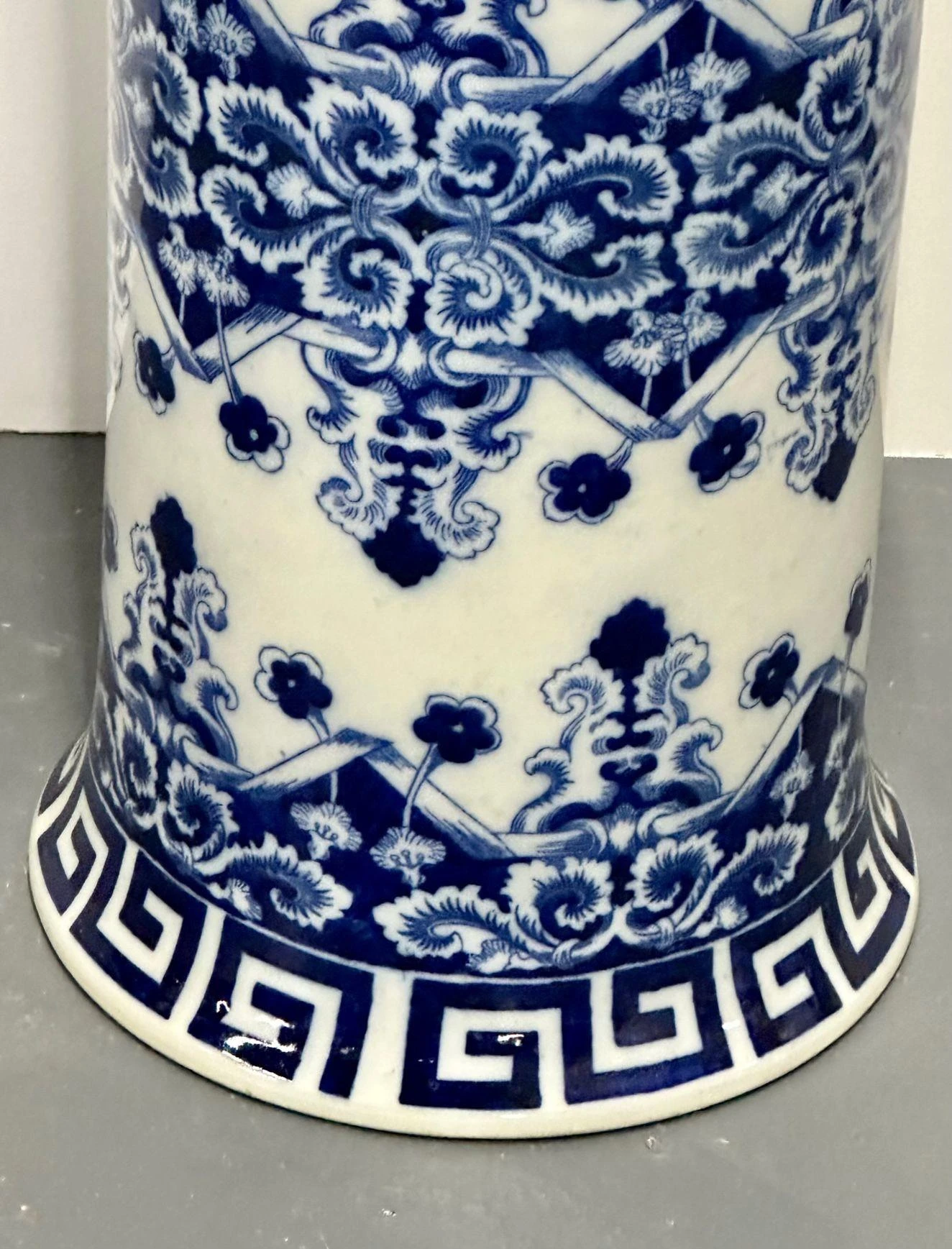 Oriental Porcelain Flow Blue White Umbrella Stand, Large Vase, Floral Decorated 5 Oriental Porcelain Flow Blue White Umbrella Stand, Large Vase, Floral Decorated - Image 5
