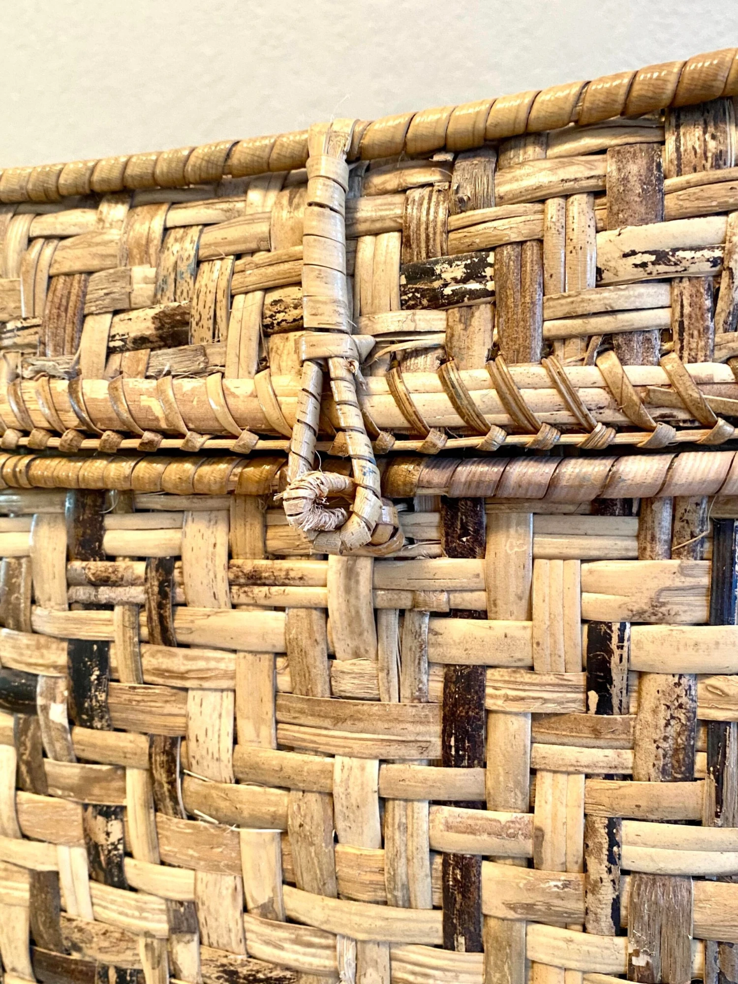 Vintage Bamboo Rattan Footed Large Lidded Basket 8 Vintage Bamboo Rattan Footed Large Lidded Basket - Image 8