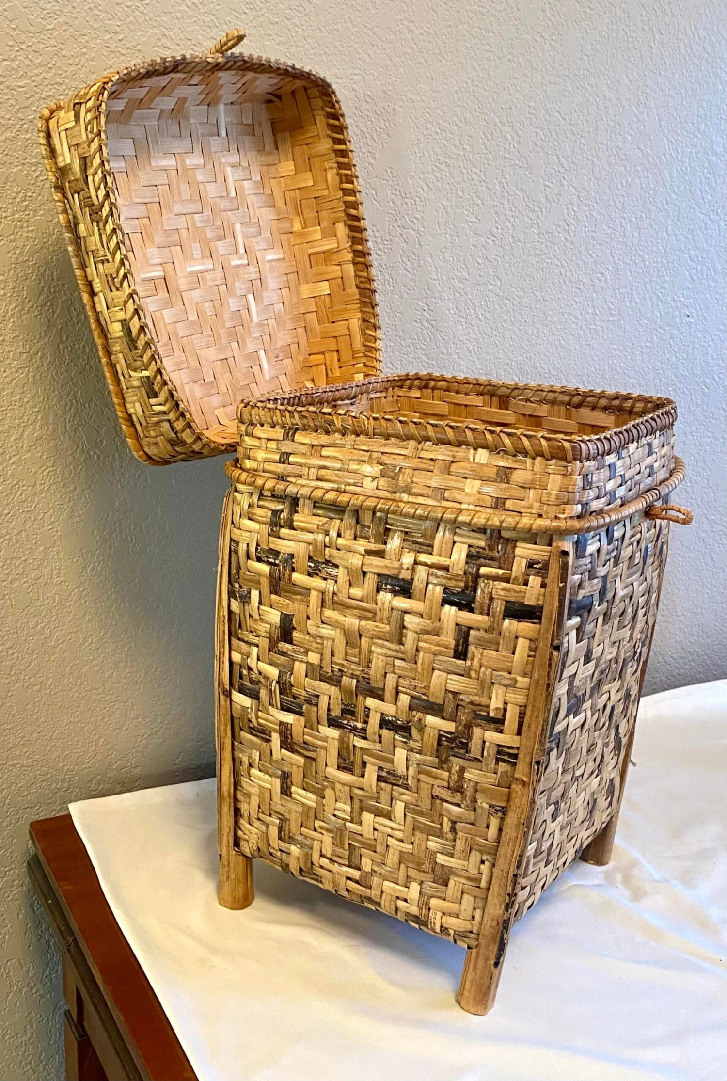 Vintage Bamboo Rattan Footed Large Lidded Basket 9 Vintage Bamboo Rattan Footed Large Lidded Basket - Image 9