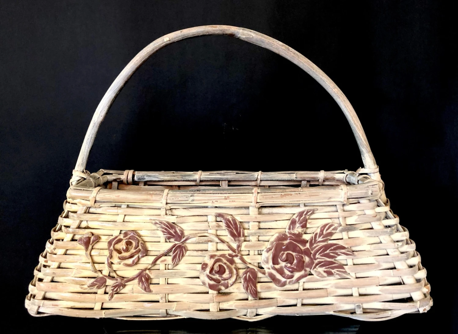 Vintage C1960s Large Whitewashed Graduated Oblong Gathering Basket With Handle And Floral Appliques 10 Vintage C1960s Large Whitewashed Graduated Oblong Gathering Basket With Handle And Floral Appliques - Image 10
