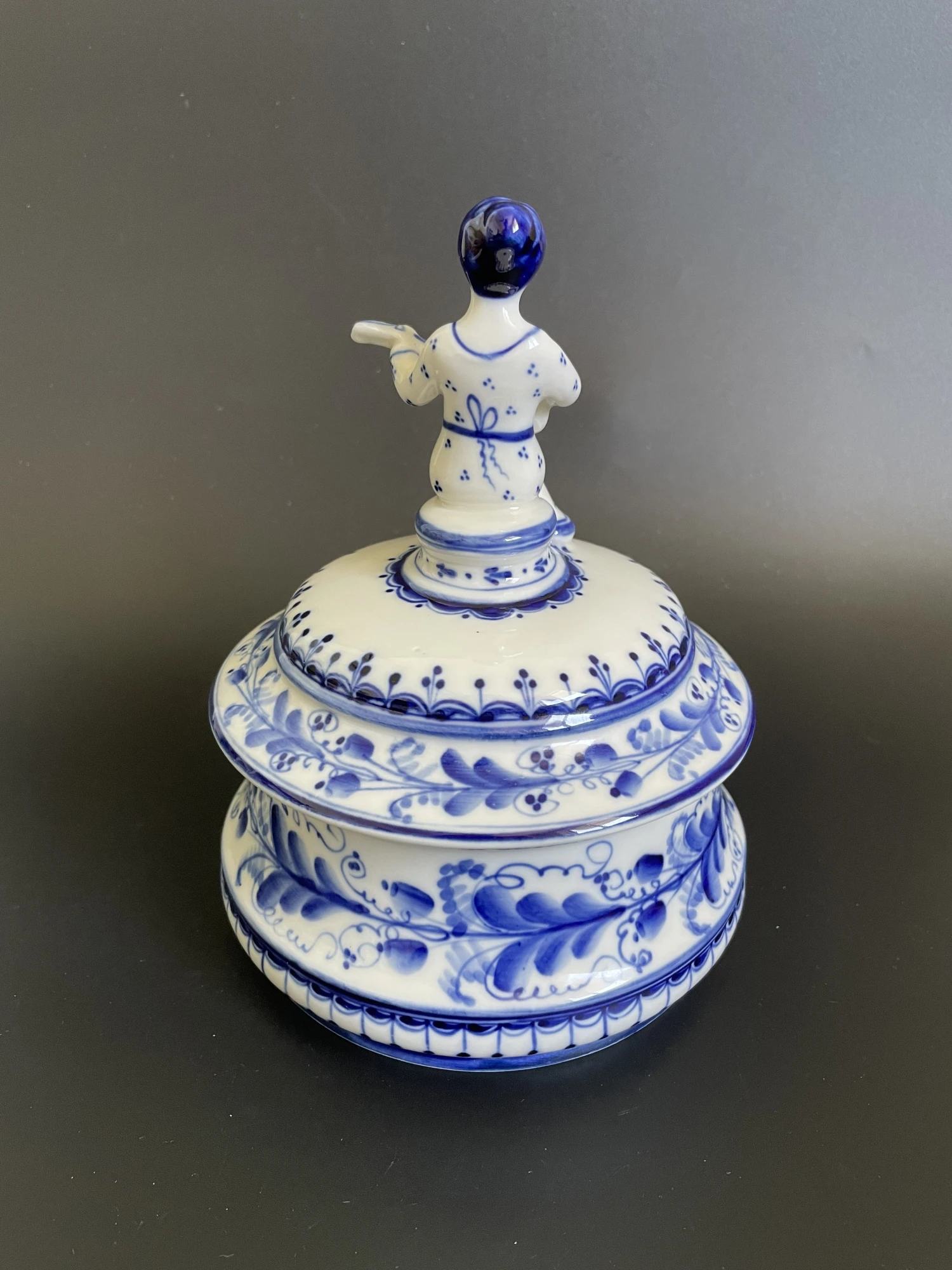 Vintage Gzhel Porcelain Lidded Trinket Box With Woman Play Guitar Finial 3 Vintage Gzhel Porcelain Lidded Trinket Box With Woman Play Guitar Finial - Image 3