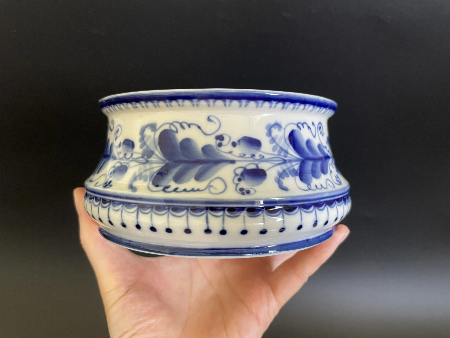 Vintage Gzhel Porcelain Lidded Trinket Box With Woman Play Guitar Finial 10 Vintage Gzhel Porcelain Lidded Trinket Box With Woman Play Guitar Finial - Image 10