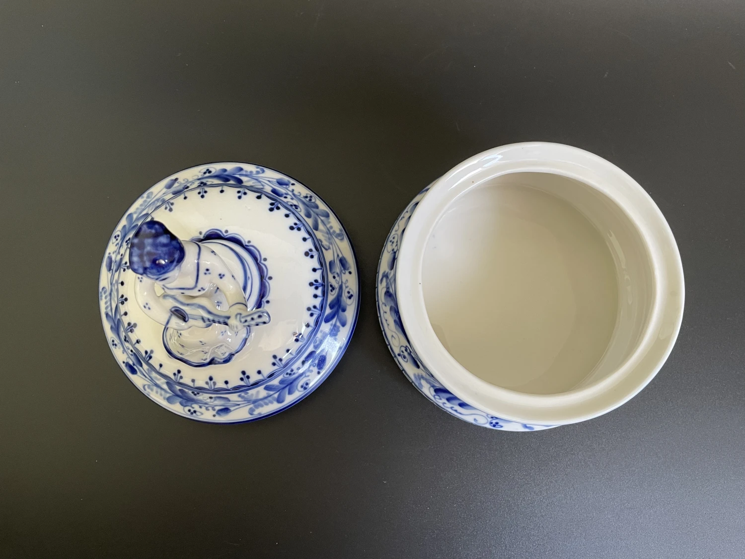 Vintage Gzhel Porcelain Lidded Trinket Box With Woman Play Guitar Finial 6 Vintage Gzhel Porcelain Lidded Trinket Box With Woman Play Guitar Finial - Image 6