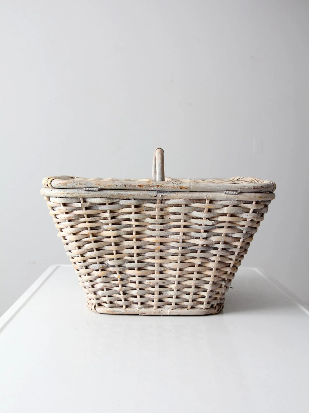 Vintage White Wicker Basket 4 Vintage White Wicker Basket - Image 4