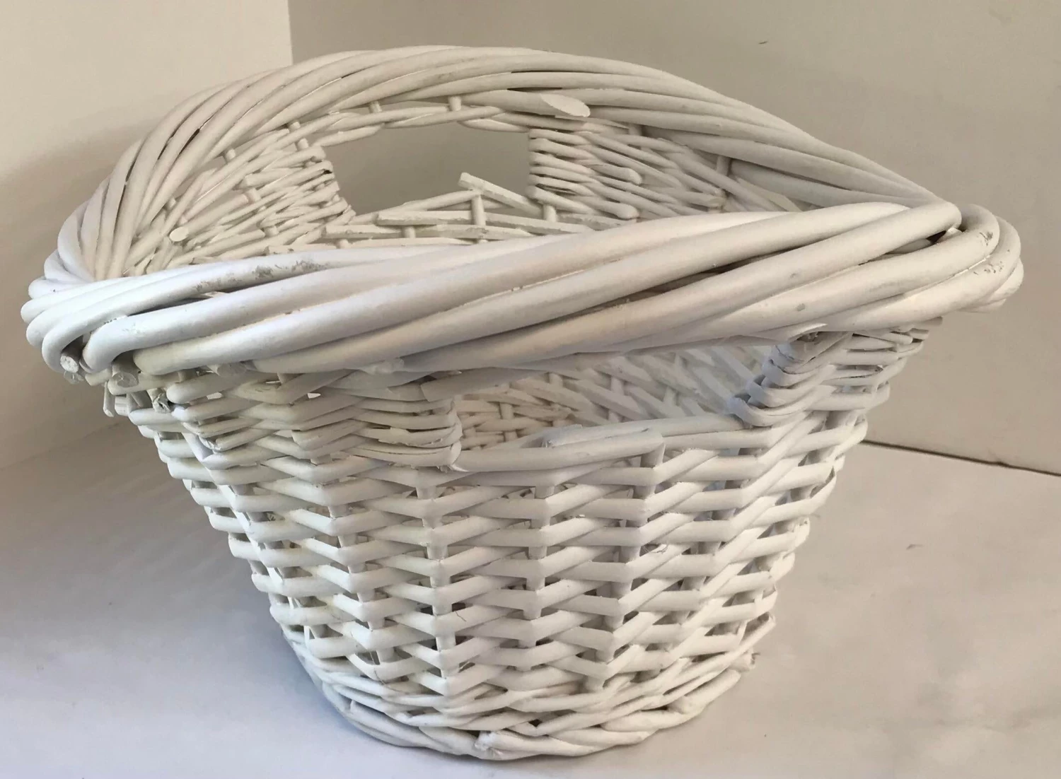 Vintage White Wicker Handled Basket 4 Vintage White Wicker Handled Basket - Image 4