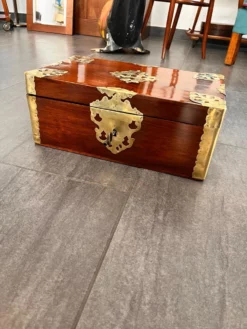 Walnut & Brass Travel Box, 1790s 13 Walnut & Brass Travel Box, 1790s -Chairish Shop walnut and brass travel box 1790s 0011